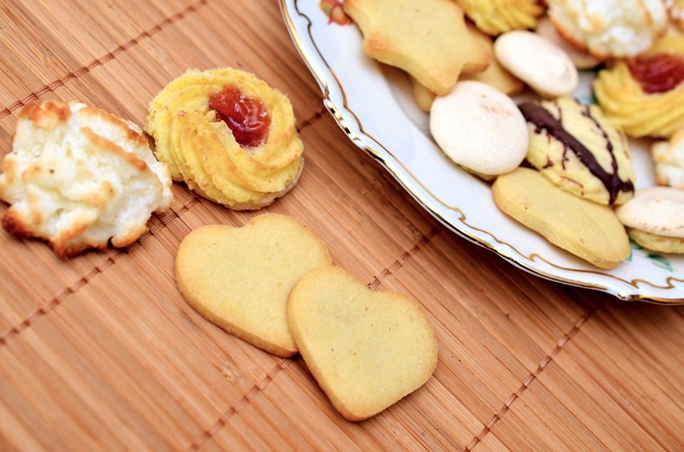 Máslové cukroví ve tvaru srdíček a hvězdiček na talíři